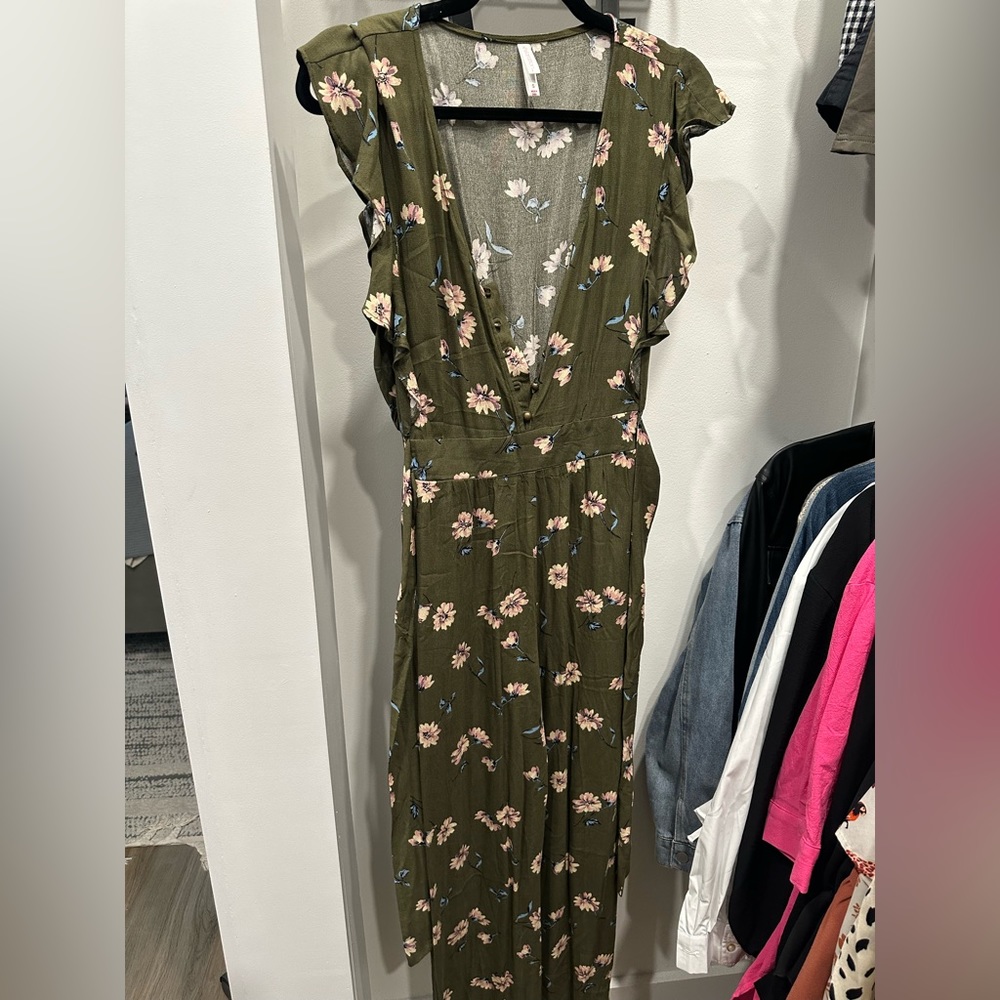 Xihilaration Green Floral Romper Size Small, Gently used - no tags